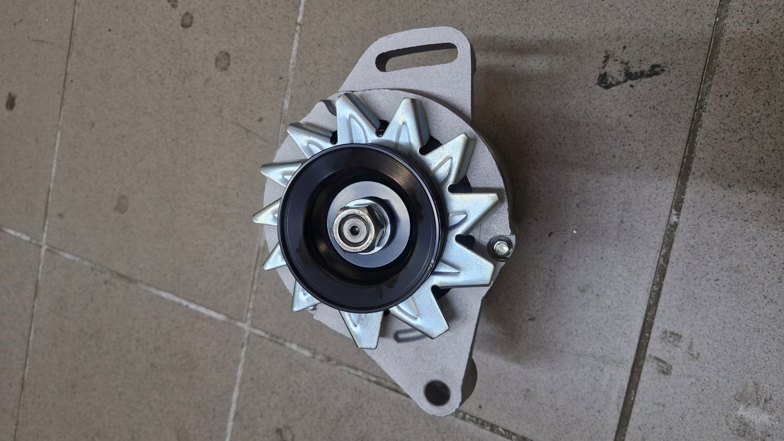 Alternator z regulatorem do ciągnika Ursus MF także pasuje do Lublina Żuka