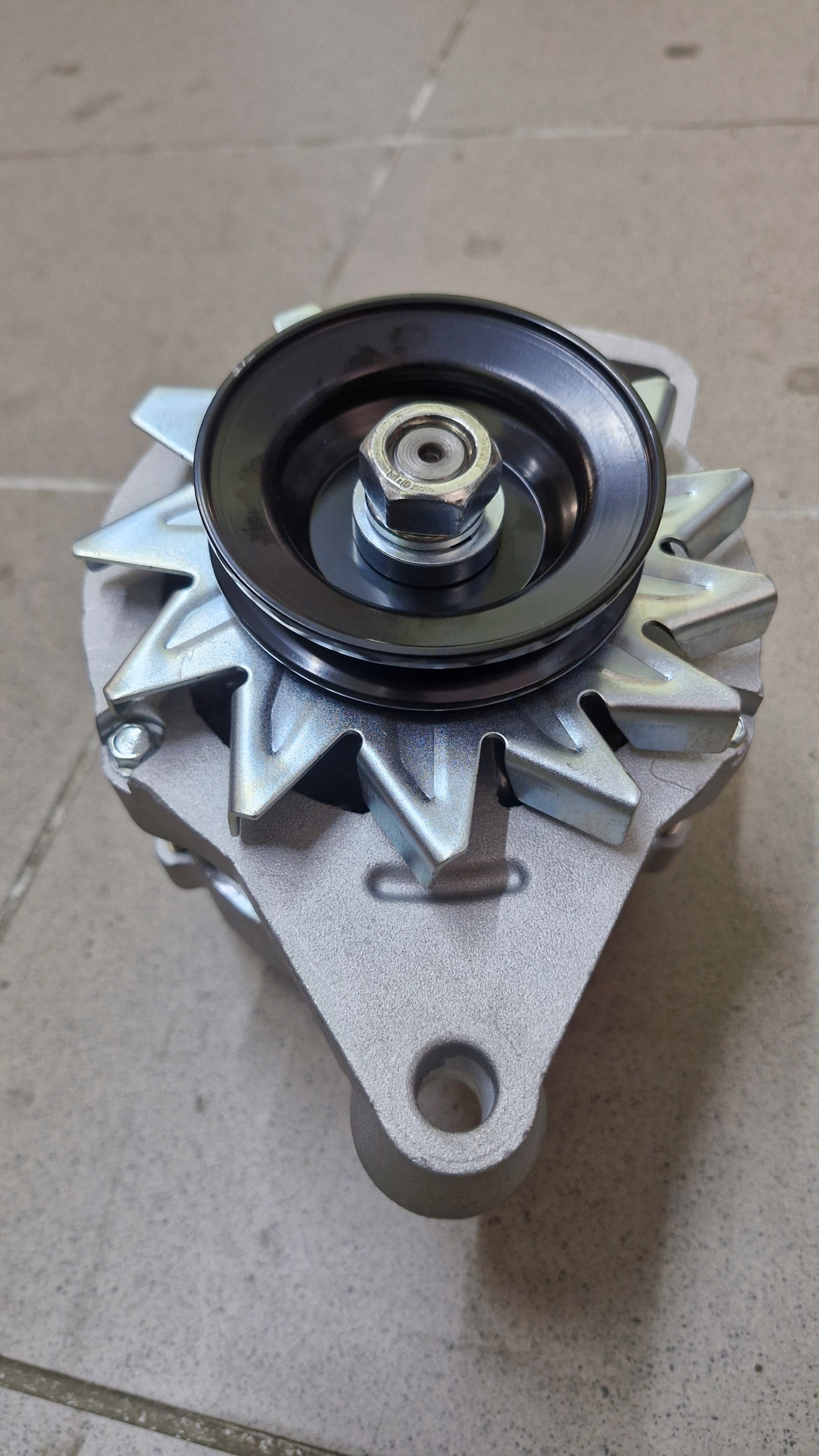 Alternator z regulatorem do ciągnika Ursus MF także pasuje do Lublina Żuka