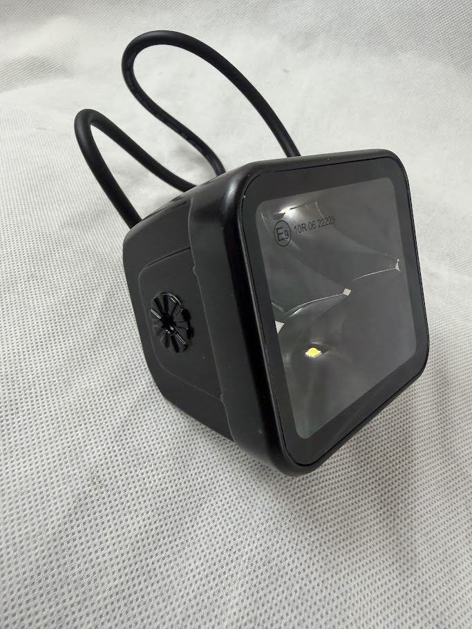 Lampa robocza LED kwadratowa 40W 4800 lm 12/24V 81×82,5×67,5 mm światło skupione Deutsch 4 LED
