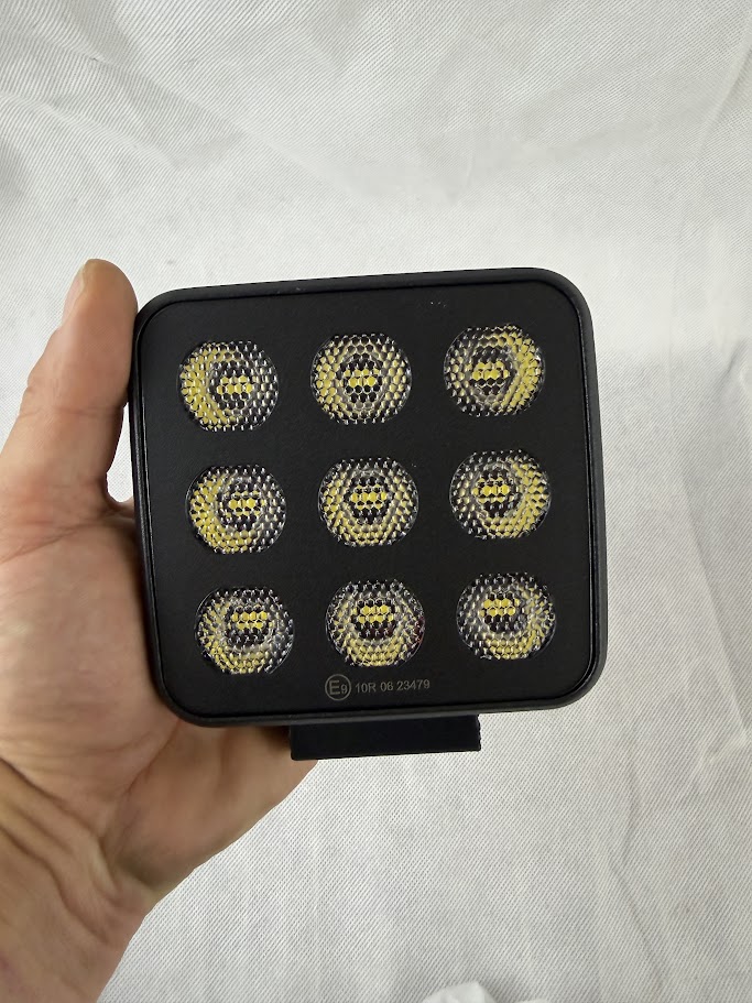 Lampa robocza LED kwadratowa Kramp 90W 6800 lm 12/24V 108×120,7×52,7 mm światło rozproszone Deutsch 18 LED
