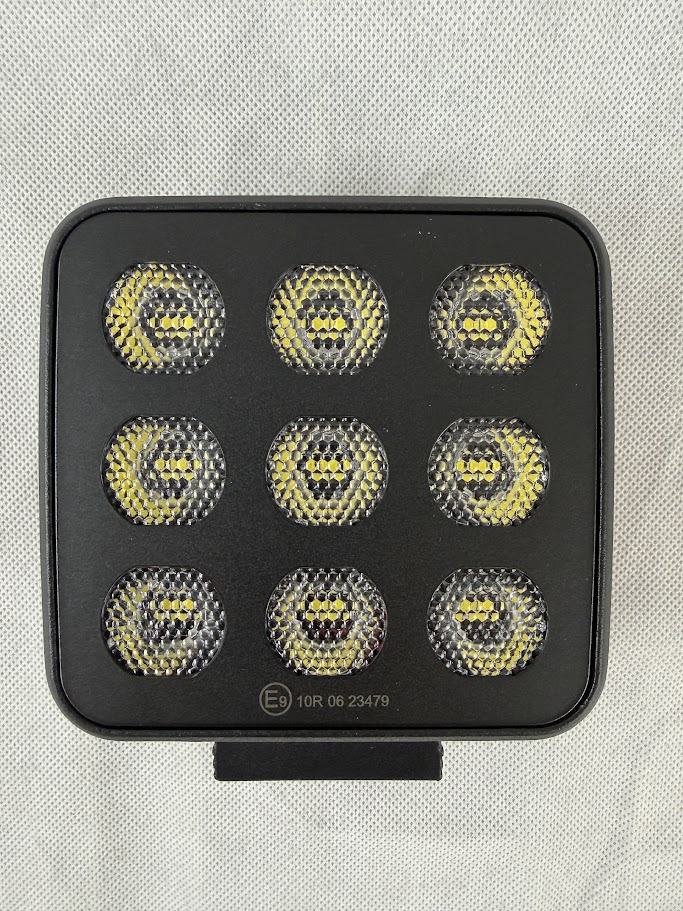 Lampa robocza LED kwadratowa Kramp 90W 6800 lm 12/24V 108×120,7×52,7 mm światło rozproszone Deutsch 18 LED