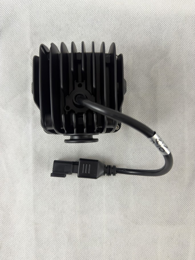 Lampa robocza LED Kramp kwadratowa 45W 6600 lm 10–30V 80×68×80 mm światło rozproszone Deutsch – głowica obrotowa