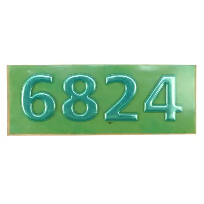 Znak 6824 srebrny litery wypukłe 37202