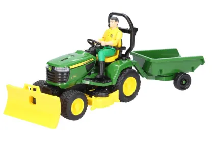 BR TRAKTOR JOHN DEERE Z KOSIARKĄ,ŁYŻKĄ, PRZYCZEPKĄ I FIGURKĄ
